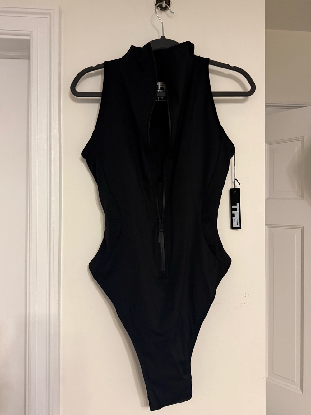 Sleeveless Front-Zip One-Piece Swimsuit - Black - Picture 2 of 5